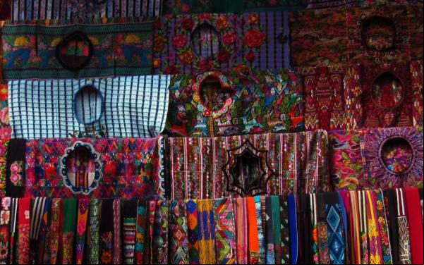 Textiles tradicionales en un mercado de Chichicastenango, Guatemala.